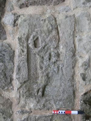 Herkules-Darstellung mit stark beschädigter Keule. Der liegend eingebaute Stein ist hier lediglich zur besseren Veranschaulichung stehend dargestellt. Foto: privat
