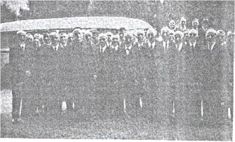 Pastor Willems mit den Männern auf Wallfahrt im Jahre 1936